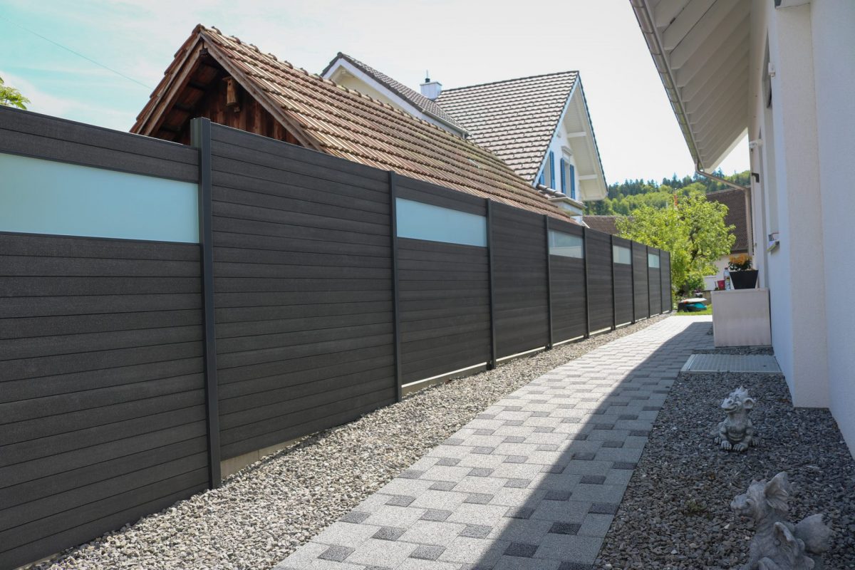Aluminium Sichtschutz in Anthrazit mit Glasstreifen, Simons Zäune Au SG