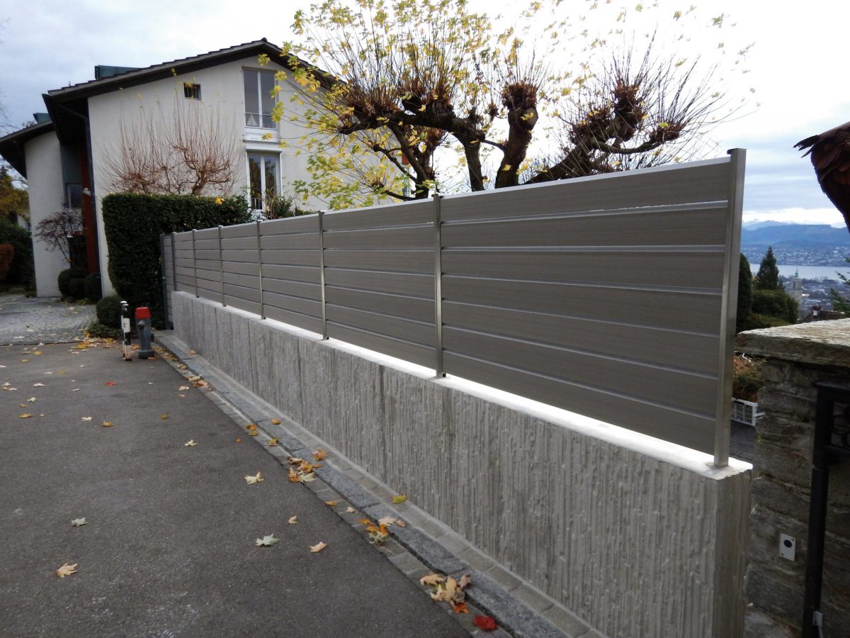 Sichtschutz mit Design-Paneel im Gartenbereich, Simons Zäune Au SG